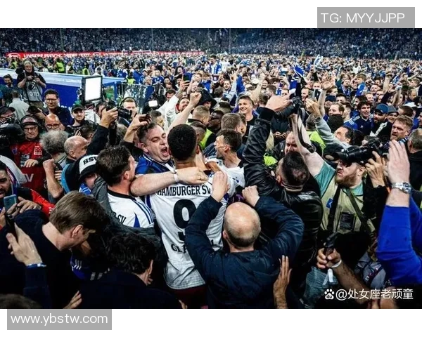 球迷冲入赛场激情拥抱偶像球星场面温馨感人